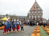 Niederlande, Gouda, 10.04.2025Der Kaesemarkt von Gouda ist ein spektakulaeres historisches Schauspiel, das vom 4. April bis zum 29. August jeden Donnerstagvormittag stattfindet. Vor der Waage handeln die Landwirte mit den Haendlern die Preise aus. Und so wie es seit Jahrhunderten Brauch ist, wird der Verkauf immer noch per Handschlag besiegelt. Foto: Blick auf den Käsemarkt. Das markanteste Gebaeude am Markt ist das gotische Rathaus aus dem 15. Jahrhundert mit rot-weißen Fensterläden.[Copyright by: Sepp Spiegl, Tel.: 0228 9483026, Fax.: 0228 9483027 {53129 Bonn, Moselweg 32, Deutsche Bank-Bonn, IBAN: DE66 3807 0059 0314 9671 01, BIC.: DEUTDEDK380]
