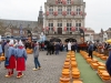 Niederlande, Gouda, 10.04.2025Der Kaesemarkt von Gouda ist ein spektakulaeres historisches Schauspiel, das vom 4. April bis zum 29. August jeden Donnerstagvormittag stattfindet. Vor der Waage handeln die Landwirte mit den Haendlern die Preise aus. Und so wie es seit Jahrhunderten Brauch ist, wird der Verkauf immer noch per Handschlag besiegelt. Foto: Blick auf den Käsemarkt. Das markanteste Gebaeude am Markt ist das gotische Rathaus aus dem 15. Jahrhundert mit rot-weißen Fensterläden.[Copyright by: Sepp Spiegl, Tel.: 0228 9483026, Fax.: 0228 9483027 {53129 Bonn, Moselweg 32, Deutsche Bank-Bonn, IBAN: DE66 3807 0059 0314 9671 01, BIC.: DEUTDEDK380]