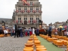 Niederlande, Gouda, 10.04.2025Der Kaesemarkt von Gouda ist ein spektakulaeres historisches Schauspiel, das vom 4. April bis zum 29. August jeden Donnerstagvormittag stattfindet. Vor der Waage handeln die Landwirte mit den Haendlern die Preise aus. Und so wie es seit Jahrhunderten Brauch ist, wird der Verkauf immer noch per Handschlag besiegelt. Foto: Blick auf den Käsemarkt. Das markanteste Gebaeude am Markt ist das gotische Rathaus aus dem 15. Jahrhundert mit rot-weißen Fensterläden.[Copyright by: Sepp Spiegl, Tel.: 0228 9483026, Fax.: 0228 9483027 {53129 Bonn, Moselweg 32, Deutsche Bank-Bonn, IBAN: DE66 3807 0059 0314 9671 01, BIC.: DEUTDEDK380]