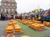 Niederlande, Gouda, 10.04.2025Der Kaesemarkt von Gouda ist ein spektakulaeres historisches Schauspiel, das vom 4. April bis zum 29. August jeden Donnerstagvormittag stattfindet. Vor der Waage handeln die Landwirte mit den Haendlern die Preise aus. Und so wie es seit Jahrhunderten Brauch ist, wird der Verkauf immer noch per Handschlag besiegelt. Foto: Blick auf den Käsemarkt vor zahlreichen Zuschauern[Copyright by: Sepp Spiegl, Tel.: 0228 9483026, Fax.: 0228 9483027 {53129 Bonn, Moselweg 32, Deutsche Bank-Bonn, IBAN: DE66 3807 0059 0314 9671 01, BIC.: DEUTDEDK380]
