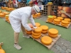 Niederlande, Gouda, 10.04.2025Der Kaesemarkt von Gouda ist ein spektakulaeres historisches Schauspiel, das vom 4. April bis zum 29. August jeden Donnerstagvormittag stattfindet. Vor der Waage handeln die Landwirte mit den Haendlern die Preise aus. Und so wie es seit Jahrhunderten Brauch ist, wird der Verkauf immer noch per Handschlag besiegelt. Foto: Haendler Leo Vergeer prueft die Qualitaet des Kaeses[Copyright by: Sepp Spiegl, Tel.: 0228 9483026, Fax.: 0228 9483027 {53129 Bonn, Moselweg 32, Deutsche Bank-Bonn, IBAN: DE66 3807 0059 0314 9671 01, BIC.: DEUTDEDK380]