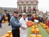Niederlande, Gouda, 10.04.2025Der Kaesemarkt von Gouda ist ein spektakulaeres historisches Schauspiel, das vom 4. April bis zum 29. August jeden Donnerstagvormittag stattfindet. Vor der Waage handeln die Landwirte mit den Haendlern die Preise aus. Und so wie es seit Jahrhunderten Brauch ist, wird der Verkauf immer noch per Handschlag besiegelt. Foto: Haendler Leo Vergeer (re) und Milchbauer Jan de Grey[Copyright by: Sepp Spiegl, Tel.: 0228 9483026, Fax.: 0228 9483027 {53129 Bonn, Moselweg 32, Deutsche Bank-Bonn, IBAN: DE66 3807 0059 0314 9671 01, BIC.: DEUTDEDK380]