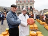 Niederlande, Gouda, 10.04.2025Der Kaesemarkt von Gouda ist ein spektakulaeres historisches Schauspiel, das vom 4. April bis zum 29. August jeden Donnerstagvormittag stattfindet. Vor der Waage handeln die Landwirte mit den Haendlern die Preise aus. Und so wie es seit Jahrhunderten Brauch ist, wird der Verkauf immer noch per Handschlag besiegelt. Foto: Haendler Leo Vergeer (re) und Milchbauer Jan de Grey[Copyright by: Sepp Spiegl, Tel.: 0228 9483026, Fax.: 0228 9483027 {53129 Bonn, Moselweg 32, Deutsche Bank-Bonn, IBAN: DE66 3807 0059 0314 9671 01, BIC.: DEUTDEDK380]