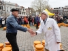 Niederlande, Gouda, 10.04.2025Der Kaesemarkt von Gouda ist ein spektakulaeres historisches Schauspiel, das vom 4. April bis zum 29. August jeden Donnerstagvormittag stattfindet. Vor der Waage handeln die Landwirte mit den Haendlern die Preise aus. Und so wie es seit Jahrhunderten Brauch ist, wird der Verkauf immer noch per Handschlag besiegelt. Foto: Haendler Leo Vergeer (re) und Milchbauer Jan de Grey verhandeln per Handschlag den Kilopreis[Copyright by: Sepp Spiegl, Tel.: 0228 9483026, Fax.: 0228 9483027 {53129 Bonn, Moselweg 32, Deutsche Bank-Bonn, IBAN: DE66 3807 0059 0314 9671 01, BIC.: DEUTDEDK380]