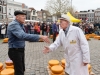 Niederlande, Gouda, 10.04.2025Der Kaesemarkt von Gouda ist ein spektakulaeres historisches Schauspiel, das vom 4. April bis zum 29. August jeden Donnerstagvormittag stattfindet. Vor der Waage handeln die Landwirte mit den Haendlern die Preise aus. Und so wie es seit Jahrhunderten Brauch ist, wird der Verkauf immer noch per Handschlag besiegelt. Foto: Haendler Leo Vergeer (re) und Milchbauer Jan de Grey verhandeln per Handschlag den Kilopreis[Copyright by: Sepp Spiegl, Tel.: 0228 9483026, Fax.: 0228 9483027 {53129 Bonn, Moselweg 32, Deutsche Bank-Bonn, IBAN: DE66 3807 0059 0314 9671 01, BIC.: DEUTDEDK380]