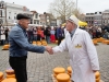 Niederlande, Gouda, 10.04.2025Der Kaesemarkt von Gouda ist ein spektakulaeres historisches Schauspiel, das vom 4. April bis zum 29. August jeden Donnerstagvormittag stattfindet. Vor der Waage handeln die Landwirte mit den Haendlern die Preise aus. Und so wie es seit Jahrhunderten Brauch ist, wird der Verkauf immer noch per Handschlag besiegelt. Foto: Haendler Leo Vergeer (re) und Milchbauer Jan de Grey verhandeln per Handschlag den Kilopreis[Copyright by: Sepp Spiegl, Tel.: 0228 9483026, Fax.: 0228 9483027 {53129 Bonn, Moselweg 32, Deutsche Bank-Bonn, IBAN: DE66 3807 0059 0314 9671 01, BIC.: DEUTDEDK380]