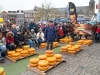 Niederlande, Gouda, 10.04.2025Der Kaesemarkt von Gouda ist ein spektakulaeres historisches Schauspiel, das vom 4. April bis zum 29. August jeden Donnerstagvormittag stattfindet. Vor der Waage handeln die Landwirte mit den Haendlern die Preise aus. Und so wie es seit Jahrhunderten Brauch ist, wird der Verkauf immer noch per Handschlag besiegelt. Foto: Blick auf den Käsemarkt vor zahlreichen Zuschauern[Copyright by: Sepp Spiegl, Tel.: 0228 9483026, Fax.: 0228 9483027 {53129 Bonn, Moselweg 32, Deutsche Bank-Bonn, IBAN: DE66 3807 0059 0314 9671 01, BIC.: DEUTDEDK380]