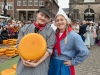 Niederlande, Gouda, 10.04.2025Der Kaesemarkt von Gouda ist ein spektakulaeres historisches Schauspiel, das vom 4. April bis zum 29. August jeden Donnerstagvormittag stattfindet. Vor der Waage handeln die Landwirte mit den Haendlern die Preise aus. Und so wie es seit Jahrhunderten Brauch ist, wird der Verkauf immer noch per Handschlag besiegelt. Foto: Kaesejunge und Kaesemaedchen mit einem Kaeselaib[Copyright by: Sepp Spiegl, Tel.: 0228 9483026, Fax.: 0228 9483027 {53129 Bonn, Moselweg 32, Deutsche Bank-Bonn, IBAN: DE66 3807 0059 0314 9671 01, BIC.: DEUTDEDK380]