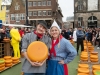 Niederlande, Gouda, 10.04.2025Der Kaesemarkt von Gouda ist ein spektakulaeres historisches Schauspiel, das vom 4. April bis zum 29. August jeden Donnerstagvormittag stattfindet. Vor der Waage handeln die Landwirte mit den Haendlern die Preise aus. Und so wie es seit Jahrhunderten Brauch ist, wird der Verkauf immer noch per Handschlag besiegelt. Foto: Kaesejunge und Kaesemaedchen mit einem Kaeselaib[Copyright by: Sepp Spiegl, Tel.: 0228 9483026, Fax.: 0228 9483027 {53129 Bonn, Moselweg 32, Deutsche Bank-Bonn, IBAN: DE66 3807 0059 0314 9671 01, BIC.: DEUTDEDK380]