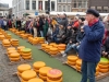 Niederlande, Gouda, 10.04.2025Der Kaesemarkt von Gouda ist ein spektakulaeres historisches Schauspiel, das vom 4. April bis zum 29. August jeden Donnerstagvormittag stattfindet. Vor der Waage handeln die Landwirte mit den Haendlern die Preise aus. Und so wie es seit Jahrhunderten Brauch ist, wird der Verkauf immer noch per Handschlag besiegelt. Foto: Blick auf den Käsemarkt[Copyright by: Sepp Spiegl, Tel.: 0228 9483026, Fax.: 0228 9483027 {53129 Bonn, Moselweg 32, Deutsche Bank-Bonn, IBAN: DE66 3807 0059 0314 9671 01, BIC.: DEUTDEDK380]