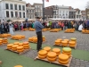 Niederlande, Gouda, 10.04.2025Der Kaesemarkt von Gouda ist ein spektakulaeres historisches Schauspiel, das vom 4. April bis zum 29. August jeden Donnerstagvormittag stattfindet. Vor der Waage handeln die Landwirte mit den Haendlern die Preise aus. Und so wie es seit Jahrhunderten Brauch ist, wird der Verkauf immer noch per Handschlag besiegelt. Foto: Blick auf den Käsemarkt[Copyright by: Sepp Spiegl, Tel.: 0228 9483026, Fax.: 0228 9483027 {53129 Bonn, Moselweg 32, Deutsche Bank-Bonn, IBAN: DE66 3807 0059 0314 9671 01, BIC.: DEUTDEDK380]