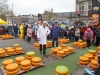 Niederlande, Gouda, 10.04.2025Der Kaesemarkt von Gouda ist ein spektakulaeres historisches Schauspiel, das vom 4. April bis zum 29. August jeden Donnerstagvormittag stattfindet. Vor der Waage handeln die Landwirte mit den Haendlern die Preise aus. Und so wie es seit Jahrhunderten Brauch ist, wird der Verkauf immer noch per Handschlag besiegelt. Foto: Blick auf den Käsemarkt[Copyright by: Sepp Spiegl, Tel.: 0228 9483026, Fax.: 0228 9483027 {53129 Bonn, Moselweg 32, Deutsche Bank-Bonn, IBAN: DE66 3807 0059 0314 9671 01, BIC.: DEUTDEDK380]