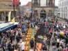 Niederlande, Gouda, 10.04.2025Der Kaesemarkt von Gouda ist ein spektakulaeres historisches Schauspiel, das vom 4. April bis zum 29. August jeden Donnerstagvormittag stattfindet. Vor der Waage handeln die Landwirte mit den Haendlern die Preise aus. Und so wie es seit Jahrhunderten Brauch ist, wird der Verkauf immer noch per Handschlag besiegelt. Foto: Blick auf den Kaesemarkt mit zahlreichen Zuschauer[Copyright by: Sepp Spiegl, Tel.: 0228 9483026, Fax.: 0228 9483027 {53129 Bonn, Moselweg 32, Deutsche Bank-Bonn, IBAN: DE66 3807 0059 0314 9671 01, BIC.: DEUTDEDK380]