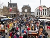 Niederlande, Gouda, 10.04.2025Der Kaesemarkt von Gouda ist ein spektakulaeres historisches Schauspiel, das vom 4. April bis zum 29. August jeden Donnerstagvormittag stattfindet. Vor der Waage handeln die Landwirte mit den Haendlern die Preise aus. Und so wie es seit Jahrhunderten Brauch ist, wird der Verkauf immer noch per Handschlag besiegelt. Foto: Blick auf den Kaesemarkt mit zahlreichen Zuschauer[Copyright by: Sepp Spiegl, Tel.: 0228 9483026, Fax.: 0228 9483027 {53129 Bonn, Moselweg 32, Deutsche Bank-Bonn, IBAN: DE66 3807 0059 0314 9671 01, BIC.: DEUTDEDK380]