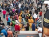 Niederlande, Gouda, 10.04.2025Der Kaesemarkt von Gouda ist ein spektakulaeres historisches Schauspiel, das vom 4. April bis zum 29. August jeden Donnerstagvormittag stattfindet. Vor der Waage handeln die Landwirte mit den Haendlern die Preise aus. Und so wie es seit Jahrhunderten Brauch ist, wird der Verkauf immer noch per Handschlag besiegelt. Foto: Blick auf den Kaesemarkt mit zahlreichen Zuschauer[Copyright by: Sepp Spiegl, Tel.: 0228 9483026, Fax.: 0228 9483027 {53129 Bonn, Moselweg 32, Deutsche Bank-Bonn, IBAN: DE66 3807 0059 0314 9671 01, BIC.: DEUTDEDK380]