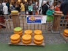Niederlande, Gouda, 10.04.2025Der Kaesemarkt von Gouda ist ein spektakulaeres historisches Schauspiel, das vom 4. April bis zum 29. August jeden Donnerstagvormittag stattfindet. Vor der Waage handeln die Landwirte mit den Haendlern die Preise aus. Und so wie es seit Jahrhunderten Brauch ist, wird der Verkauf immer noch per Handschlag besiegelt. Foto: junger Goudakaese[Copyright by: Sepp Spiegl, Tel.: 0228 9483026, Fax.: 0228 9483027 {53129 Bonn, Moselweg 32, Deutsche Bank-Bonn, IBAN: DE66 3807 0059 0314 9671 01, BIC.: DEUTDEDK380]