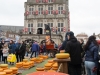 Niederlande, Gouda, 10.04.2025Der Kaesemarkt von Gouda ist ein spektakulaeres historisches Schauspiel, das vom 4. April bis zum 29. August jeden Donnerstagvormittag stattfindet. Vor der Waage handeln die Landwirte mit den Haendlern die Preise aus. Und so wie es seit Jahrhunderten Brauch ist, wird der Verkauf immer noch per Handschlag besiegelt. Foto: junger Goudakaese. Das markanteste Gebaeude am Markt ist das gotische Rathaus aus dem 15. Jahrhundert mit rot-weißen Fensterläden.[Copyright by: Sepp Spiegl, Tel.: 0228 9483026, Fax.: 0228 9483027 {53129 Bonn, Moselweg 32, Deutsche Bank-Bonn, IBAN: DE66 3807 0059 0314 9671 01, BIC.: DEUTDEDK380]