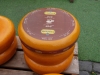 Niederlande, Gouda, 10.04.2025Der Kaesemarkt von Gouda ist ein spektakulaeres historisches Schauspiel, das vom 4. April bis zum 29. August jeden Donnerstagvormittag stattfindet. Vor der Waage handeln die Landwirte mit den Haendlern die Preise aus. Und so wie es seit Jahrhunderten Brauch ist, wird der Verkauf immer noch per Handschlag besiegelt. Foto: alter Goudakaese[Copyright by: Sepp Spiegl, Tel.: 0228 9483026, Fax.: 0228 9483027 {53129 Bonn, Moselweg 32, Deutsche Bank-Bonn, IBAN: DE66 3807 0059 0314 9671 01, BIC.: DEUTDEDK380]