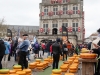 Niederlande, Gouda, 10.04.2025Der Kaesemarkt von Gouda ist ein spektakulaeres historisches Schauspiel, das vom 4. April bis zum 29. August jeden Donnerstagvormittag stattfindet. Vor der Waage handeln die Landwirte mit den Haendlern die Preise aus. Und so wie es seit Jahrhunderten Brauch ist, wird der Verkauf immer noch per Handschlag besiegelt. Foto: Blick auf den Kaesemarkt. Das markanteste Gebaeude am Markt ist das gotische Rathaus aus dem 15. Jahrhundert mit rot-weißen Fensterläden.[Copyright by: Sepp Spiegl, Tel.: 0228 9483026, Fax.: 0228 9483027 {53129 Bonn, Moselweg 32, Deutsche Bank-Bonn, IBAN: DE66 3807 0059 0314 9671 01, BIC.: DEUTDEDK380]