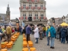 Niederlande, Gouda, 10.04.2025Der Kaesemarkt von Gouda ist ein spektakulaeres historisches Schauspiel, das vom 4. April bis zum 29. August jeden Donnerstagvormittag stattfindet. Vor der Waage handeln die Landwirte mit den Haendlern die Preise aus. Und so wie es seit Jahrhunderten Brauch ist, wird der Verkauf immer noch per Handschlag besiegelt. Foto: Blick auf den Kaesemarkt. Das markanteste Gebaeude am Markt ist das gotische Rathaus aus dem 15. Jahrhundert mit rot-weißen Fensterläden.[Copyright by: Sepp Spiegl, Tel.: 0228 9483026, Fax.: 0228 9483027 {53129 Bonn, Moselweg 32, Deutsche Bank-Bonn, IBAN: DE66 3807 0059 0314 9671 01, BIC.: DEUTDEDK380]