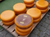 Niederlande, Gouda, 10.04.2025Der Kaesemarkt von Gouda ist ein spektakulaeres historisches Schauspiel, das vom 4. April bis zum 29. August jeden Donnerstagvormittag stattfindet. Vor der Waage handeln die Landwirte mit den Haendlern die Preise aus. Und so wie es seit Jahrhunderten Brauch ist, wird der Verkauf immer noch per Handschlag besiegelt. Foto: alter Goudakaese[Copyright by: Sepp Spiegl, Tel.: 0228 9483026, Fax.: 0228 9483027 {53129 Bonn, Moselweg 32, Deutsche Bank-Bonn, IBAN: DE66 3807 0059 0314 9671 01, BIC.: DEUTDEDK380]