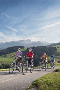 Endlich wieder mit Mama und Papa unterwegs! Mit Elektror‰dern laufen die alten Herrschften wieder zur Hˆchstform auf.