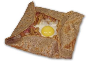 Galette Complète mit frischen Pfifferlingen Essen und Trinken