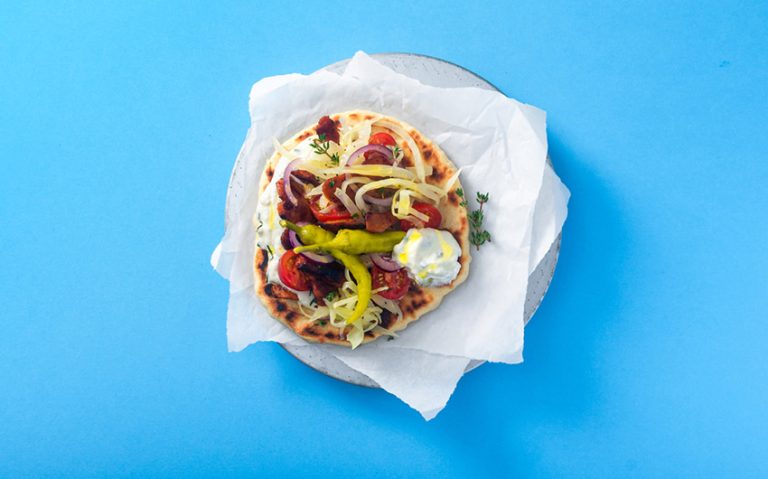 Belegtes Pitabrot mit Lamm, Weisskraut, Tomaten und Zaziki