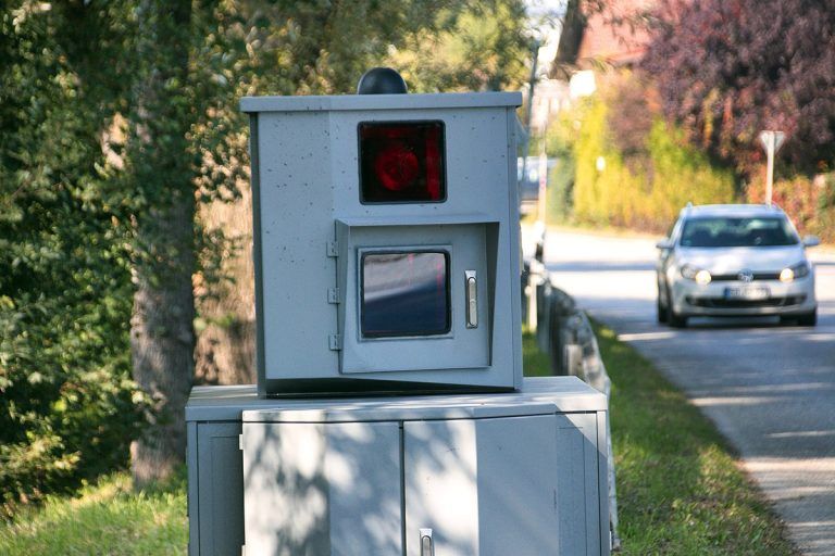 Geldbuße auch bei Nutzung einer „Blitzer-App“ durch eine Beifahrerin