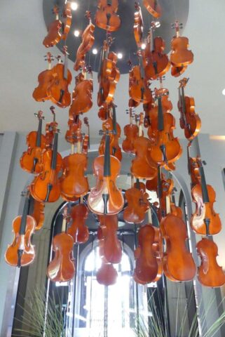 „Stradivari-Installation“ im Conservatorium
