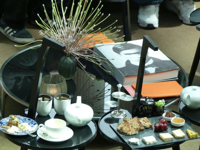 Tee-Arrangement in der Lounge