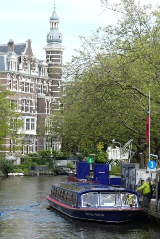 Kanal-Kulisse im Frühling