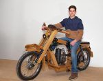 Peter Gmeiner aus Liebenstein baut sich ein Moped aus Eichenholz