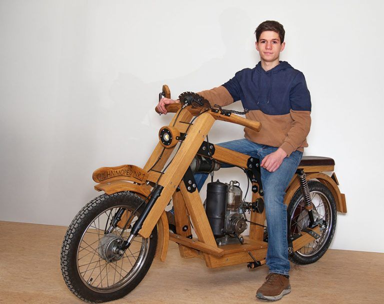 Peter Gmeiner aus Liebenstein baut sich ein Moped aus Eichenholz
