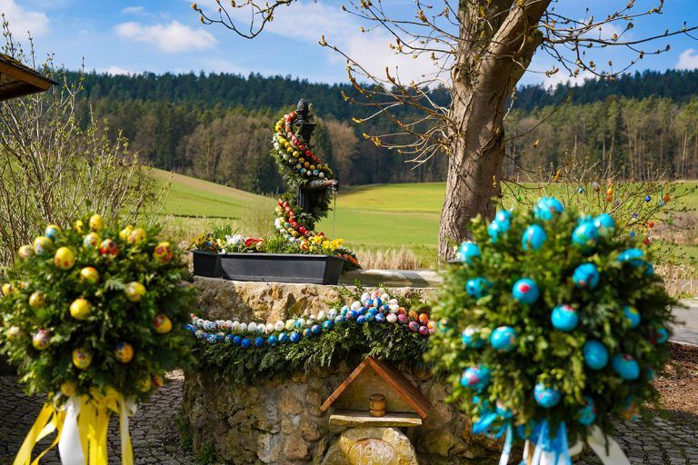 „Osterbrunnen-Safari“ in Ostbayern