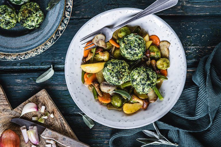 Spinatknödel mit Ricotta und Pilzrahmsoße: Ein kulinarisches Abenteuer