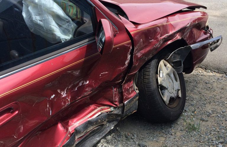 „Rechts vor links“ gilt nicht bei abgesenkten Bordstein