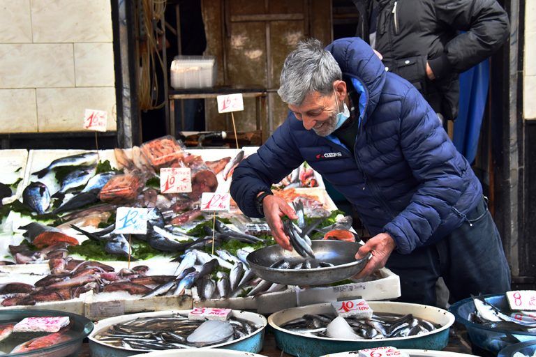 Deutsche Redewendung: Der Fisch stinkt immer vom Kopfe her