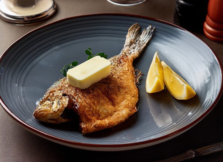 Deutsche Redewendung: „Butter bei die Fische“