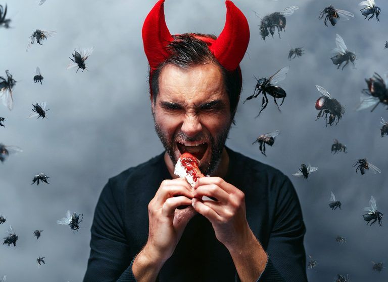 Deutsche Redewendung: „In der Not frisst der Teufel Fliegen“