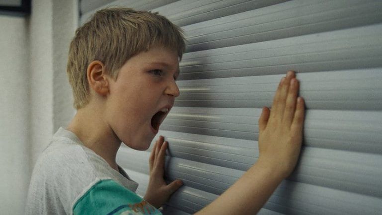 Mit der Faust in die Welt schlagen