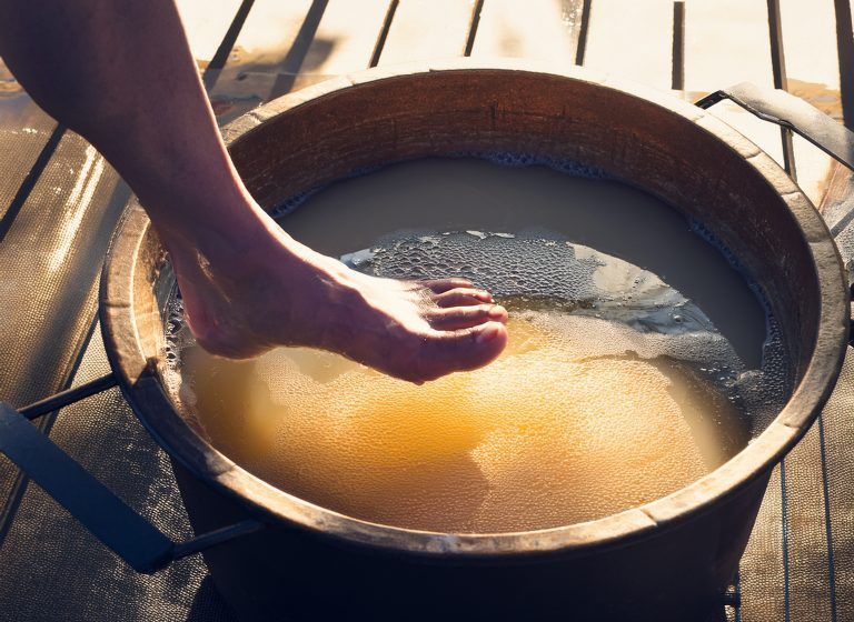 Deutsche Redewendung: „Ins Fettnäpfchen treten“