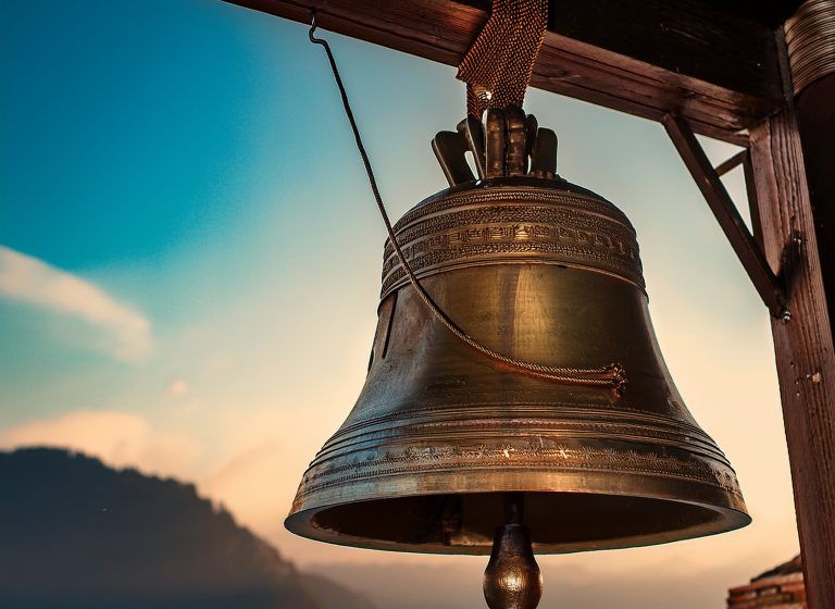 Deutsche Redewendung: „Etwas an die große Glocke hängen“