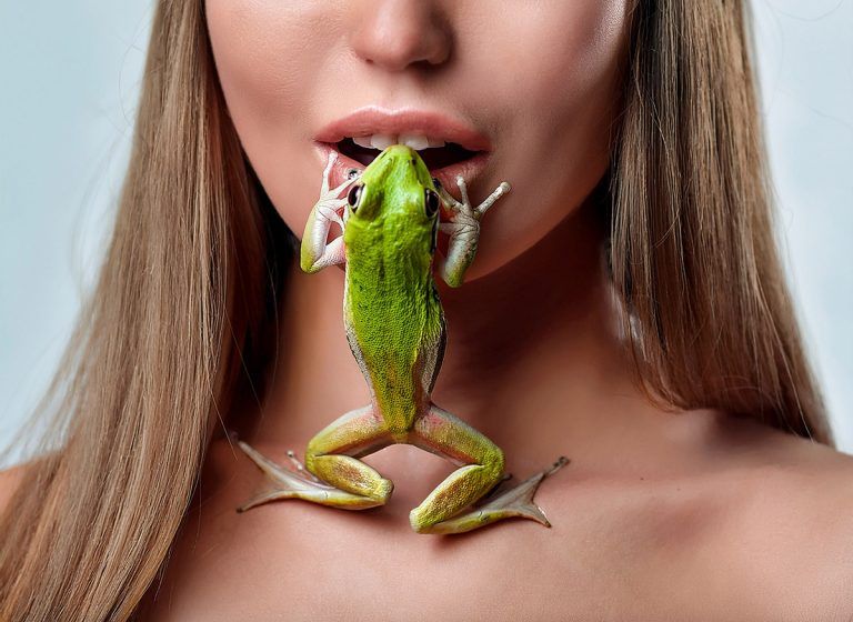 Deutsche Redewendung: „Einen Frosch im Hals haben“