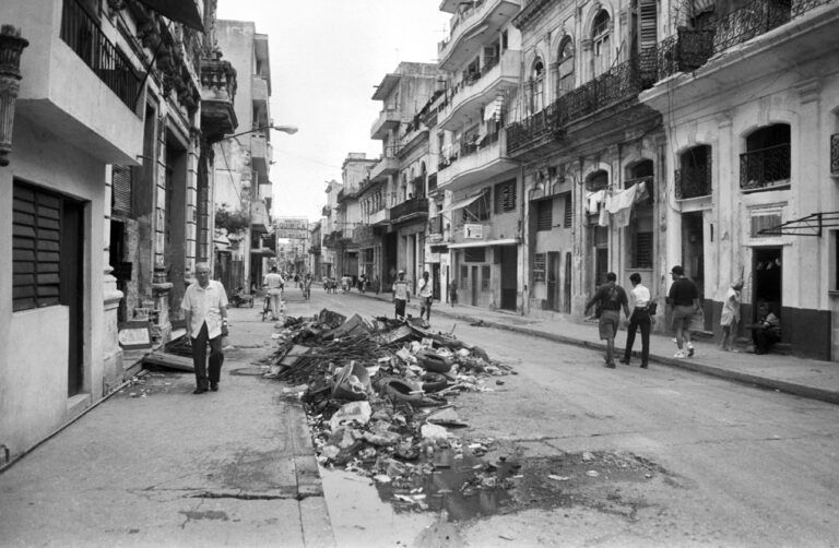 Politik: Im Würgegriff Politik: Im Würgegriff