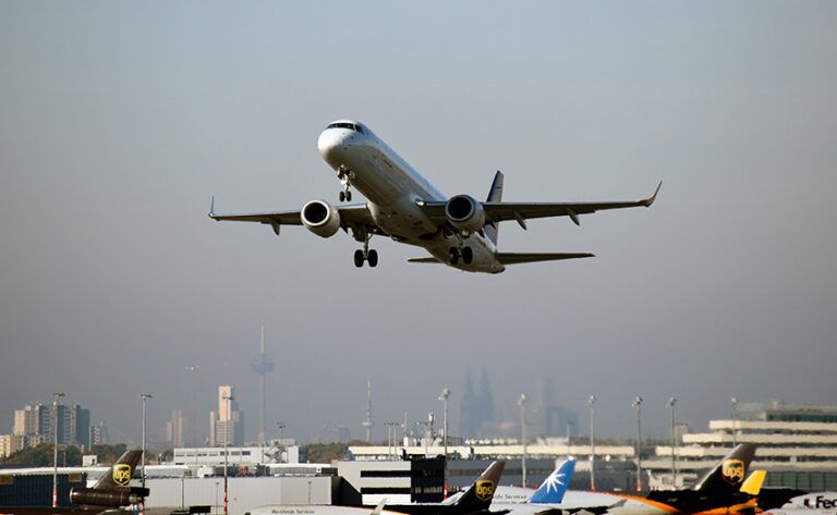 Flugge­sell­schaft muss 15.000 Euro für Ersatztickets übernehmen