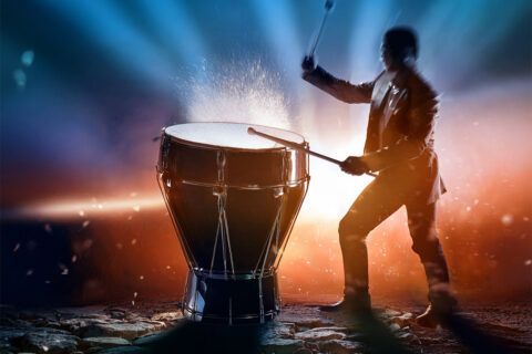 Deutsche Redewendung: „Auf die Pauke hauen“