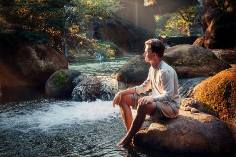 Deutsche Redewendung: An der Quelle sitzen