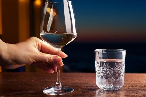 Deutsche Redewendung: Wasser predigen und Wein trinken