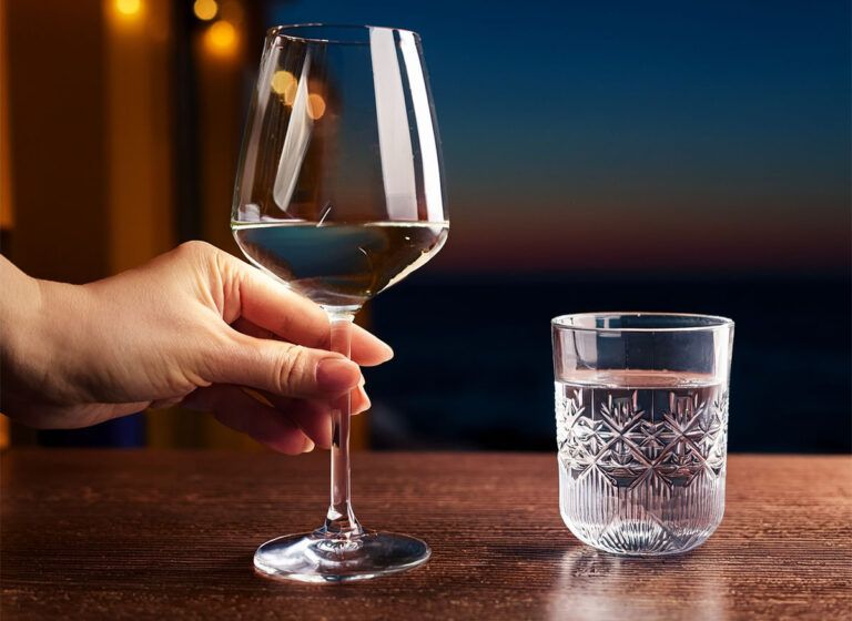 Deutsche Redewendung: Wasser predigen und Wein trinken